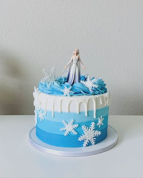 Yesterday I shared a Frozen 2 cake, today is only Elsa ❄️ ❄️ ❄️ ❄️ You are probably saying, why her cakes are always Disney related? I am 20 minutes away from WDW and 99% of my clients are guests staying at the Resorts. ❄️ ❄️ ❄️ ❄️ #cake #cakedecorating #cakedesign #disneycake #customcake #cakeart #cakedecorator #cakecakecake #visitorlando #orlandocakes #davenportflorida #smallbusiness #bakersunder5k #frozencake Elsa Cake Diy, Frozen Cake Simple, Frozen 2 Cake Ideas, Simple Frozen Birthday Cake, Elsa Frozen Cake, Cake Elsa, Elsa Cake, Small Elsa Cake, Anna Frozen Cake