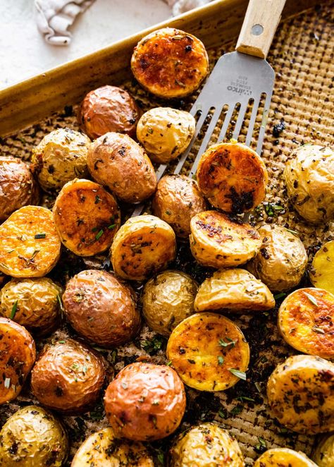 Crispy Oven Roasted Potatoes Recipe (Easy and Best!) Crispy Roasted Potatoes In Oven, Crispy Mini Potatoes, Roasted Potatoes In Oven, Roasted Yellow Potatoes, Crispy Potatoes In Oven, Crispy Oven Roasted Potatoes, Roasted Mini Potatoes, Gold Potato Recipes, Easy Baked Chicken Thighs