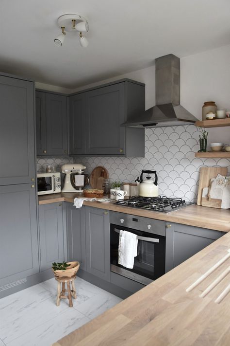 Our New Kitchen • Hollie Berries Kitchen Tile Inspiration, Small Kitchen Inspiration, Howdens Kitchens, Small Kitchen Renovations, Grey Kitchen Designs, Kitchen Family Rooms, Kitchen Inspiration Design, Grey Kitchens, Kitchen Room Design