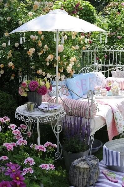 Jardin Style Shabby Chic, Cottage Backyard, Shabby Chic Garden, Romantic Garden, Gorgeous Gardens, Shabby Chic Cottage, Garden Cottage, Garden Spaces, Outdoor Rooms