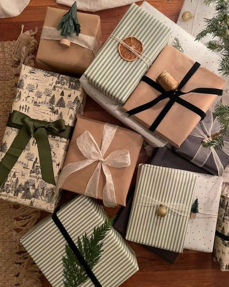 Pretty Wrapping Paper, Pretty Wrapping Ideas, Thrifted Christmas Gifts, Aesthetic Wrapping, Christmas Present Wrap, Wrapped Presents, Vintage Christmas Wrapping Paper, Creative Christmas Gifts, Gift Wrapping Inspiration