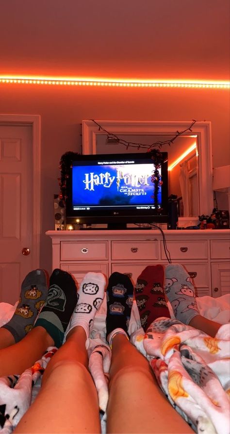 Fotografi Fesyen, Halloween Spirit Store, Harry Potter Marathon, Halloween Sleepover, Store Aesthetic, Pijama Party, Halloween Movie Night, Girl Sleepover, Fun Sleepover Ideas