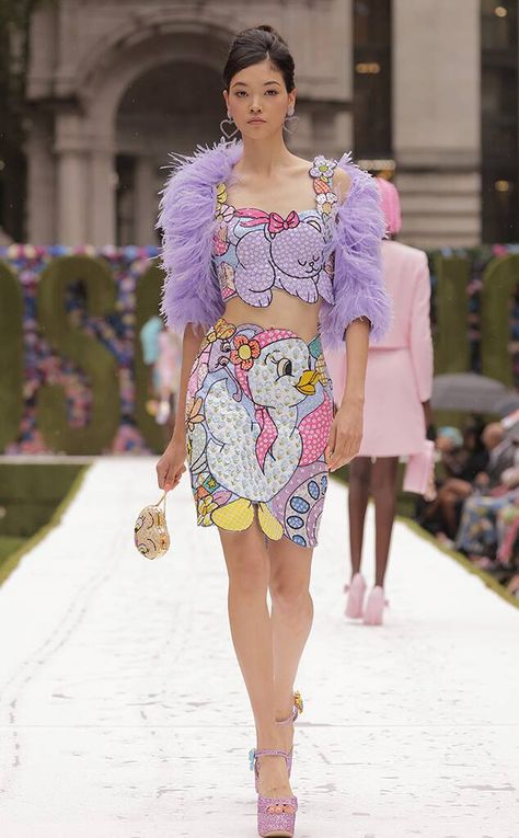 Eonline Image from Moschino's Spring/Summer 2022 Runway Show at New York Fashion Week on E! Online Moschino Fashion, 2022 Runway, Runway Outfits, 2022 Ss, Spring Summer 2022, Runway Trends, Absolutely Fabulous, Fashion Week Runway, Spring Fashion Trends