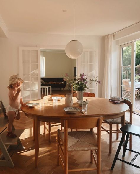 Dining Room Scandinavian Style, Danish House, Danish Interior Design, Scandinavian Home Decor, Mid Century Furnishings, Danish Interior, Scandi Interiors, Family Dining Rooms, All White Kitchen