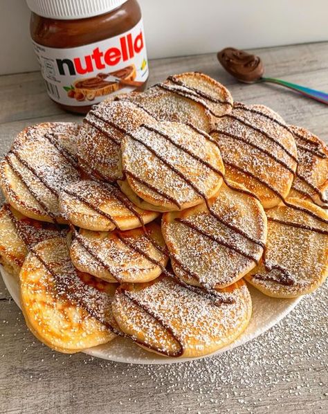 1 MILLION RECIPE on Instagram: "Follow @1mrecipe for daily recipes ♥  CHOCOLATE STUFFED MINI PANCAKES 😍  These little pancakes and so light and fluffy, and they’re stuffed with melted Nutella 🤤  Super quick and easy to make! Plus can swap the Nutella for any spread you like 😃  Sound on for full instructions 🔉  All you need is:  210g Self raising flour 1 tbsp Caster sugar (can also use granulated) 1 1/2 tsp Baking powder 3 Large eggs, room temp 25g Unsalted butter, melted 170ml Milk (any), room temp 1/2 tsp Nutella per pancake  Makes about 25 mini pancakes  Enjoy!  LIKE - SAVE - SHARE👇 ❤️Tag Your Friend ❤️ ➖➖➖ Recipe by @fitwafflekitchen ♥ ➖➖➖ - - - #Cupcakes #cupcake #cupcakedecorating #halloweencupcakes #cupcakesofinstagram #cupcakestagram #buttercream #buttercreamswirls #buttercream Apple Cinnamon Cake, Self Raising Flour, Cinnamon Cake, Mini Pancakes, Daily Recipes, School Food, Caster Sugar, Banana Cake, Daily Meals