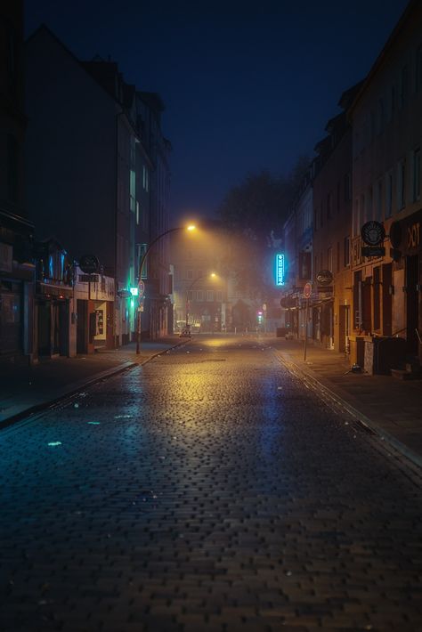 Mysterious and Deserted City at Night – Fubiz Media Banksy Artwork, Street Background, Night Street, Dark Street, Night Background, Night Landscape, Visual Aesthetics, Arte Inspo, The Fog