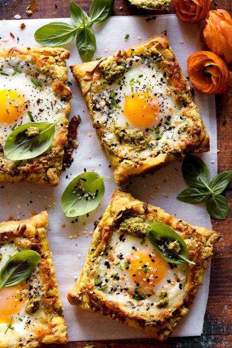 Breakfast Tarts, Recipes Using Puff Pastry, Breakfast Tart, Breakfast Pizza Recipe, Pesto Cheese, Pizza Ideas, Gourmet Breakfast, Breakfast Pizza, Egg Breakfast