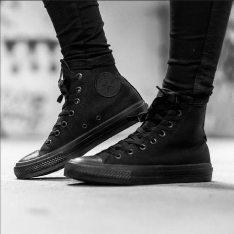 17 BASIC CLOTHING ESSENTIALS EVERY GIRL SHOULD HAVE – Bored Robin Girl All Star Converse High Tops, All Black Converse, Black Chucks, Converse Outfits, Converse High Top, Mode Shoes, Sneaker Outfits, Sneaker Trend, Streetwear Mode