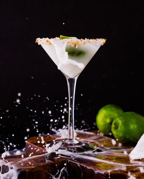 Coconut Liqueur Drinks, Coconut Martini Recipe Vodka, Coconut Martini Recipe, Dessert Martinis, Vodka Mixed Drinks Recipes, Coconut Cocktails, Chocolate Martinis, Coconut Martini, Vodka Mixed Drinks