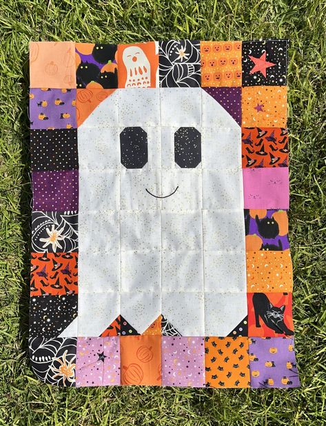 Superhero Quilt Ideas, Sewing Blocks, Ghost Quilt Pattern, Halloween Wall Hanging Quilt, Boo Quilt Pattern, Free Ghost Quilt Block Pattern, Quilting A Quilt, Halloween Quilt Projects, Scrappy Halloween Quilts