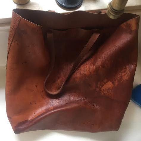 How to Fix a Water Stain on Leather  -- wonder if it works? Stain Leather Diy, Purse Restoration, Cleaning Purses, Clean Painted Walls, Purse Repair, Clean Leather Purse, Handbag Repair, Cleaning Leather, Myra Bags