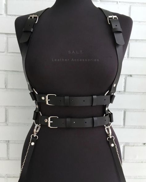 Leather Harness Women, Black Leather Harness, Harness Women, Harness Outfit, Vestiti Edgy, Harness Fashion, Haine Diy, Double Belt, Idee Cosplay