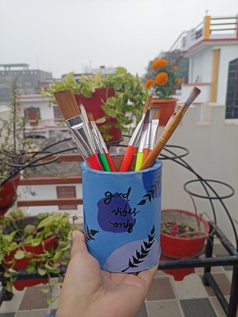 Krishna Pot Decoration, Pen Pot Ideas, Pencil Stand Painting Ideas, Diy Pen Stand Aesthetic, Cardboard Pen Holder, Pen Holder Painting Ideas, Pen Stand Diy Handmade, Aesthetic Pen Stand, Pen Stand Diy Creative