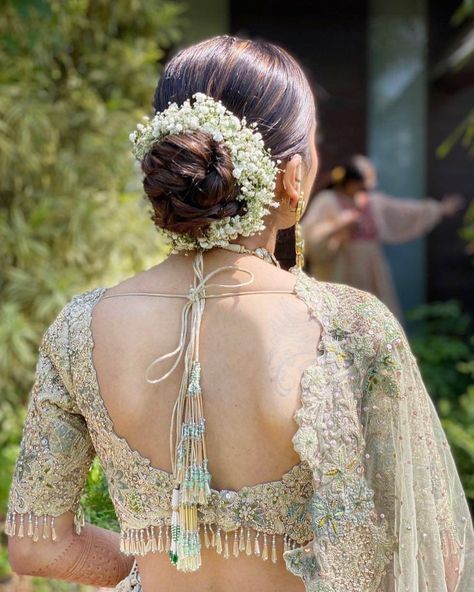 The Most-Loved Bridal Bun Hairstyle For 2021! Indian Bun Hairstyles, Saree White, Bridal Hairstyle Indian Wedding, Hair Style On Saree, Wedding Bun, Flower Bun, Wedding Bun Hairstyles, Engagement Hairstyles, Bridal Bun