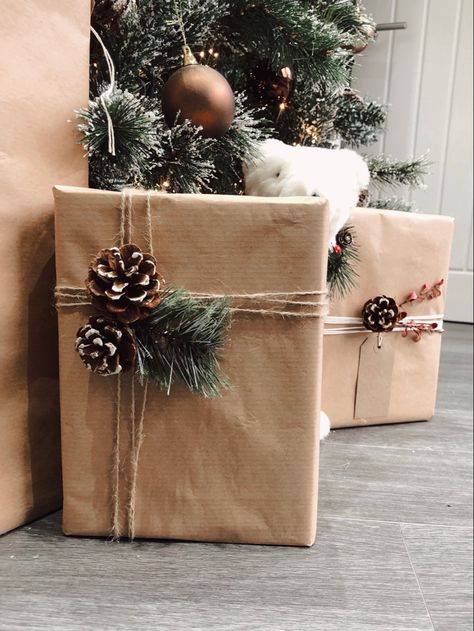 Christmas Present Wrapping Ideas Brown Paper, Gift Wrapping With Pine Cones, Pine Cone Gift Wrap, Natural Christmas Present Wrapping, Rustic Christmas Present Wrapping, Natural Christmas Wrapping Ideas, Gift Wrapping With Brown Paper, Gift Wrapping Brown Paper, Brown Paper Wrapping Christmas