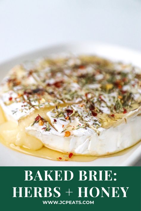 Baked Brie with Herbs and Honey Baked Brie Honey, Brie Cheese Recipes, Yummy Appetizers Parties, Baked Brie Recipes, Brie Appetizer, Dried Rosemary, Wheat Thins, Brie Recipes, Dried Thyme