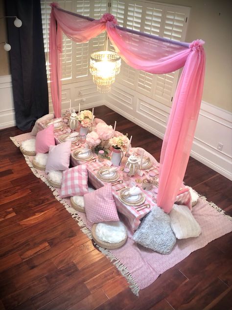 Pjs Birthday Party Ideas, Teepee Decor Ideas, Picnic Birthday Party Indoor, Tea Party Sleepover, Hot Pink Picnic, Slumber Party Table Decorations, Barbie Picnic Party, Teaparty Birthday, Indoor Picnic Decoration Ideas