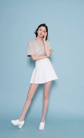 Fashion Model Poses Standing, Mode Poses, Poses Standing, Pose Model, Outfit Essentials, Fashion Model Poses, Female Pose Reference, Body Reference Poses, Standing Poses