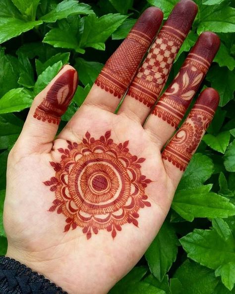 20+ Stylish Mehndi Designs For Durga Puja - Navratri Mehndi Designs - K4 Craft Simple Front Hand Mehandi Desgine, Back Hand Mehandi Desgine, Palm Mehndi Design, Simple Mehendi Designs, Pretty Henna, Design Mehndi, Mehndi Designs For Kids, Mehndi Design Pictures, Very Simple Mehndi Designs