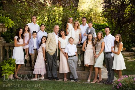 50 Family Portrait Poses Guide for Beginning Family Photographers Family Of 15 Picture Poses, Unusual Family Photoshoot Ideas, Multi Generation Family Pictures, Big Family Photo Shoot Ideas, Large Family Photo Shoot Ideas, Family Photo Shoot Ideas, Large Family Pictures, Family Portrait Ideas, Outdoor Family Pictures