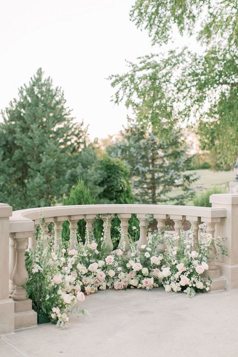 Chateau Wedding Decor, Studio Background Ideas, High End Kitchen, Wedding Venues Pennsylvania, Chateau Style, Wedding Decoration Ideas, Foto Wedding, Staircase Decor, Romantic Background