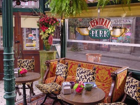 The coffee house outside scene was a painted backdrop?? #bhgfirst #bhgfl1st www.bhgfirst.com Friends Cafe, Friends Apartment, Friends Central Perk, Friends Series, Central Perk, Set Decor, Friends Set, Amish Furniture, Furniture Catalog