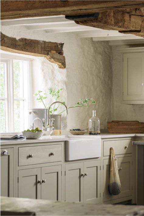 17 KEY ELEMENTS TO ACHIEVING THAT ENGLISH COTTAGE LOOK - Nadine Stay English Cottage Kitchens, English Cottage Interiors, Small Cottage Kitchen, Devol Kitchens, Country Kitchen Designs, Stone Interior, Beige Kitchen, Kitchen Ideas Modern Luxury, English Cottage Style