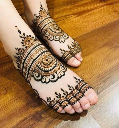 Feet Mehendi Design Simple, Leg Finger Mehndi Design, Easy Leg Mehendi Designs, Leg Mehndi Designs Simple Easy, Feet Mehndi Designs Simple, Legs Mehndi Designs, Henna Back Hand, Feet Mehendi Design, Henna Design Simple