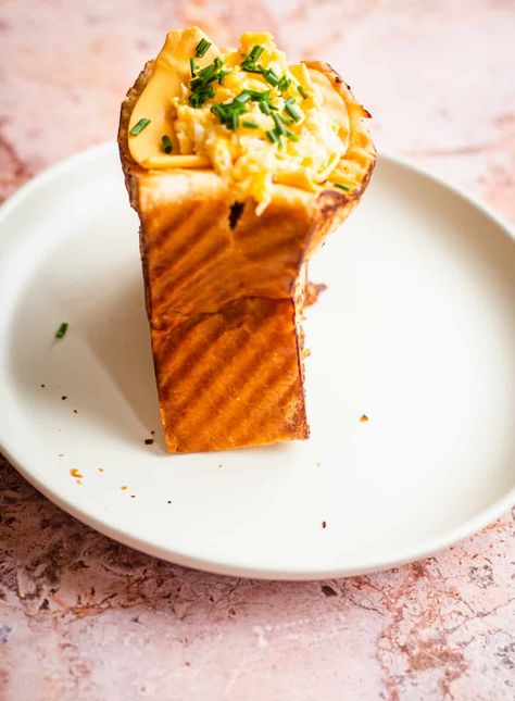 Korean Egg Drop Sandwich, Korean Egg Drop, Egg Drop Sandwich, Tik Tok Pasta, Korean Egg, Egg Sandwich Recipe, Egg Sandwich Breakfast, Sandwich Sauces, Honey Bread