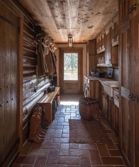 28 Log Cabin Interiors That Are Both Rustic and Modern Log Cabin Interior, Cabin Interiors, Mountain Living, Western Homes, Up House, Laundry Mud Room, Inviting Home, Bunk House, Cabin Style