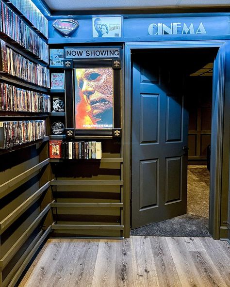 Movie Office Interior, Movie Theater Bedroom, Rustic Movie Theater Room, Small Home Cinema, Small Cinema Room, Small Theater Room Ideas, Small Home Theatre, Small Home Theater Rooms, Small Home Theater