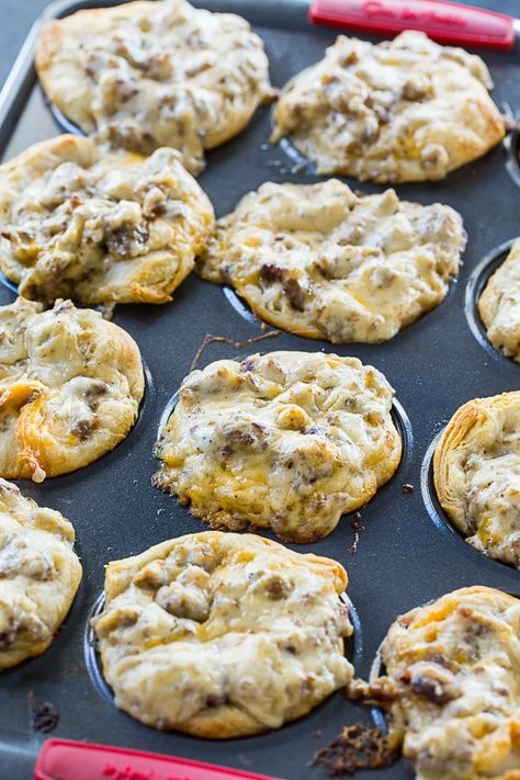 Sausage Gravy Muffin Cups, Sausage Gravy Muffins, Biscuit And Gravy Muffins, Pilsbury Recipes Breakfast, Breakfast Cups Recipe Muffin Tins, Gravy Biscuits, Breakfast Cups Recipe, Morning Recipes, Sausage Gravy And Biscuits