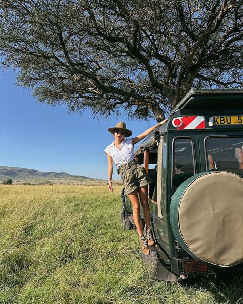 safari ‘fits 🦓 comment “SAFARI” and I’ll DM you links | the @janessaleone hat is the real MVP but sadly I got her for our 2018 safari, so she’s not available anymore. almost everything else is available tho including the boots that I wore in 2018 and every day of this recent trip! Safari Fashion Women Africa, African Safari Photo Ideas, South Africa Honeymoon Outfits, African Safari Trip, Safari Hat Women, Tanzania Outfit Ideas, Safari Hat Outfit, South Africa Safari Outfit, Capetown South Africa Outfits