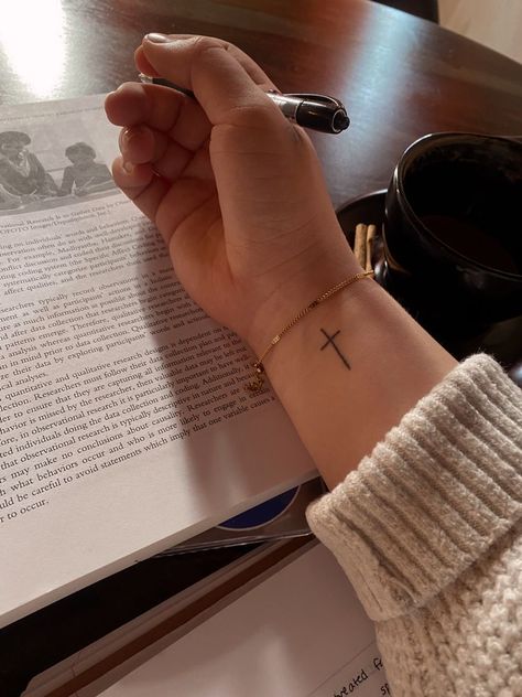 Christus Tattoo, Tattoo Line Art, Simple Cross Tattoo, Wrist Tattoo Designs, Cute Simple Tattoos, Verse Tattoos, Tiny Wrist Tattoos, Tattoos Infinity, Cross Tattoos For Women