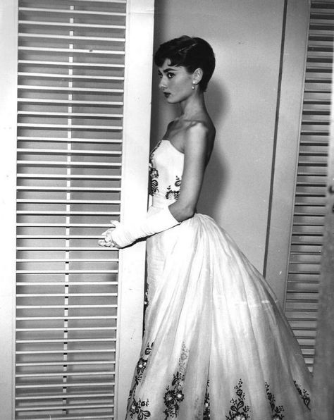 Sabrina 1954, Old Hollywood Aesthetic, Aubrey Hepburn, Hollywood Aesthetic, Audrey Hepburn Photos, Audrey Hepburn Style, Hepburn Style, Old Hollywood Glamour, Hollywood Glamour