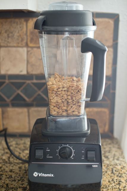 Making Homemade Peanut Butter in the Vitamix Vitamix Cashew Butter, Vitamix Peanut Butter, Vitamix Smoothies, Blendtec Recipes, Blender Recipe, Vitamix Blender, Ninja Blender, Vitamix Recipes, Homemade Peanut Butter