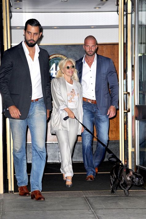 Lady Gaga and her hot bodyguards. Bodyguard Security Outfit, Bodyguard Security, Best Bodybuilder, Liev Schreiber, Bald Men Style, Celebrity Bodies, Celebrity Halloween, Beard Game, Black Owl