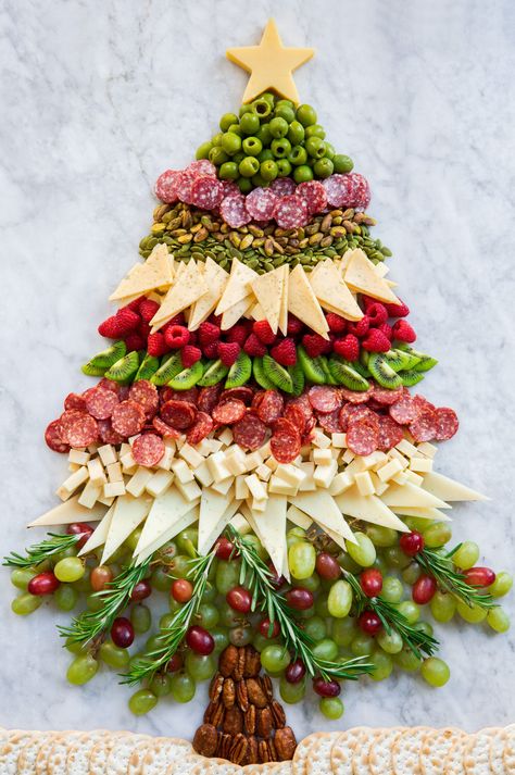 Christmas Tree Charcuterie Board 70s Christmas Food, Christmas Vegetable Tray Ideas, Veggie Platter Ideas Trays Presentation, 80s Christmas Party, Christmas Veggie, Christmas Tree Charcuterie Board, Tree Charcuterie Board, Christmas Tree Charcuterie, Tree Charcuterie