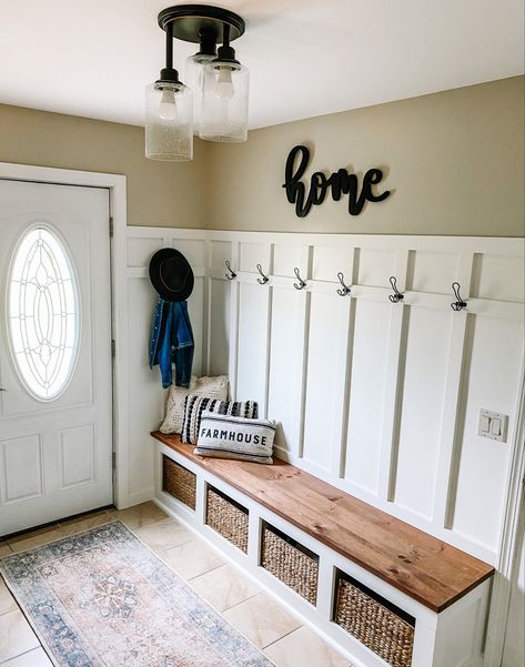 Mudrooms Small Space, Diy Mudroom Wall, Small Mudroom Ideas Entryway, Mudroom Entry, Reno House, Small Mudroom Ideas, Mudroom Lockers, Diy Mudroom, Room Bench