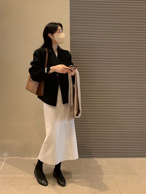 Classy Minimalist Outfits, Jacket Outfit Women, 광고 디자인, Minimalist Fashion Women, Downtown Outfits, Casual Skirt Outfits, Preppy Look, Oversize Fashion, Autumn Outfits