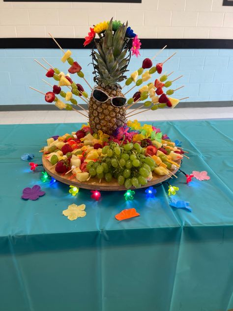 Luau Charcuterie Board, Party Food Fruit, Hawaiian Candy, Hawaiian Party Food, Hawaii Birthday Party, Party Snack Table, Luau Party Food, Pool Party Ideas, Hawaii Themed Party