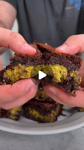 Dubai Chocolate Brownies, Pistachio Kunafa Brownies, Pistachio Brownies Recipe, Pistachio Kunafa Chocolate Bar, Kunafa Chocolate Recipe, Pistachio Butter Dessert, Dessert Trends 2024, Easy Pistachio Dessert, Pistachio Butter Recipe