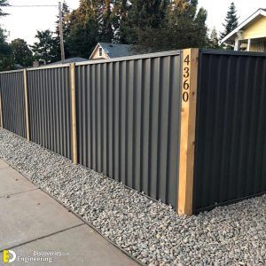 Corrugated Metal Fence, Diy Backyard Fence, Home Engineering, Metal Fence Panels, House Fence Design, Fence Designs, Privacy Fence Designs, Exterior Bloxburg, Modern House Exterior Design