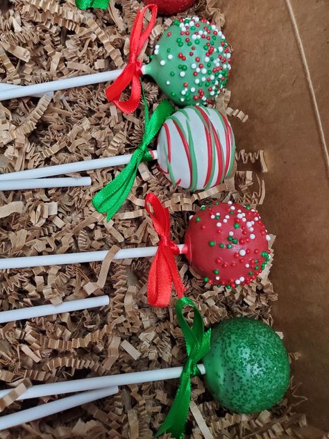 Christmas Popcakes, Christmas Sweet Treats To Sell, Christmas Cakepops Ideas, Cake Pops For Christmas, Cake Pops Recipe Christmas, Holiday Dessert Appetizers, Christmas Baking Ideas To Sell, Christmas Birthday Treats, New Year Cake Pops