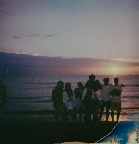 Friends Polaroid Aesthetic, Friend Group Polaroid, Beach Polaroid, Summer Polaroid, Soul Aesthetic, Friends Group Photo, Aesthetic Polaroid, Random Inspiration, Insta Ideas