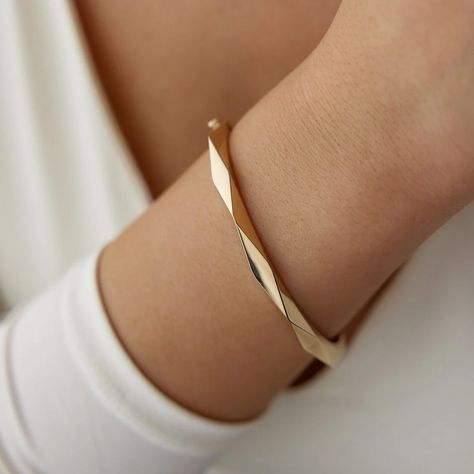 Gold Kada Design For Women Unique, Gold Bangle For Women Classy, Gold Kada For Women, Gold Kada Design For Women, Daily Use Gold Bangles Indian, Gold Bracelet For Women Classy, Minimalist Gold Jewelry, Simple Gold Bangle, Handmade Gold Necklace