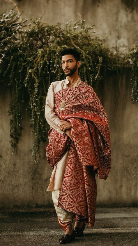 Indian Men Fashion Traditional, Desi Men Fashion Aesthetic, Indian Male Clothes, Traditional Desi Clothing, Men In Saree, South East Asian Clothing, East Indian Clothing, Indian Clothes Men, Ancient Indian Fashion