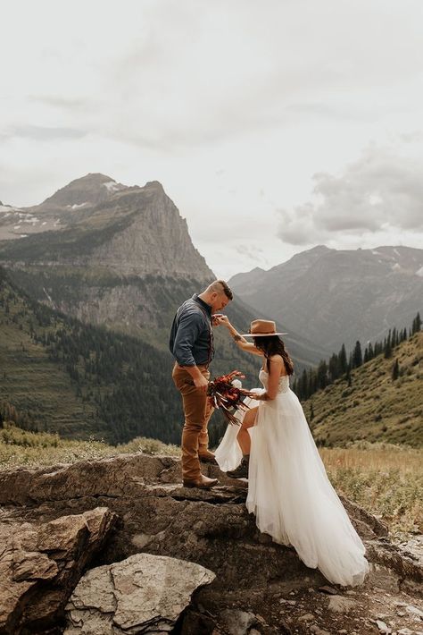 western wedding, texas wedding, country wedding, Santa Fe, west texas, New Mexico, wedding hat, terracota, western, west, American, horse, field, farm, cattle, ranch, rancher, farm, farmer, barn, history, cowboy, cowgirl wedding, cowgirl, rodeo, Pendleton, rustic, boho, roper, farm hand, Beth Dutton, Yellowstone, rip Yellowstone, Montana, Montana wedding, texas wedding, New Mexico wedding, colorado wedding, Wyoming wedding Glacier National Park Wedding, Glacier National Park Elopement, Mountain Wedding Photos, Wyoming Weddings, Outdoor Elopement, Bozeman Mt, Montana Wedding, Destination Wedding Inspiration, National Park Wedding