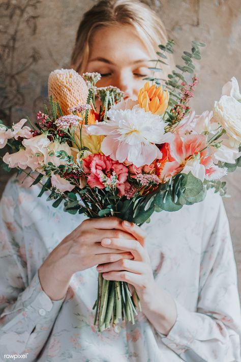 Woman holding a bouquet of flowers | premium image by rawpixel.com / Jira Holding A Bouquet Of Flowers, Hands Holding Flowers, Holding Bouquet, Holding A Bouquet, Bouquet Photography, Flower Photoshoot, A Bouquet Of Flowers, Dream World, Holding Flowers