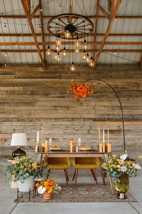 Mid Century Wedding, Mid Century Modern Palm Springs, Sparrow Hawk, Modern Wedding Ideas, Art Deco Mid Century Modern, Mid Century Modern Wedding, Barn Table, Modern Wedding Theme, Modern Floral Arrangements